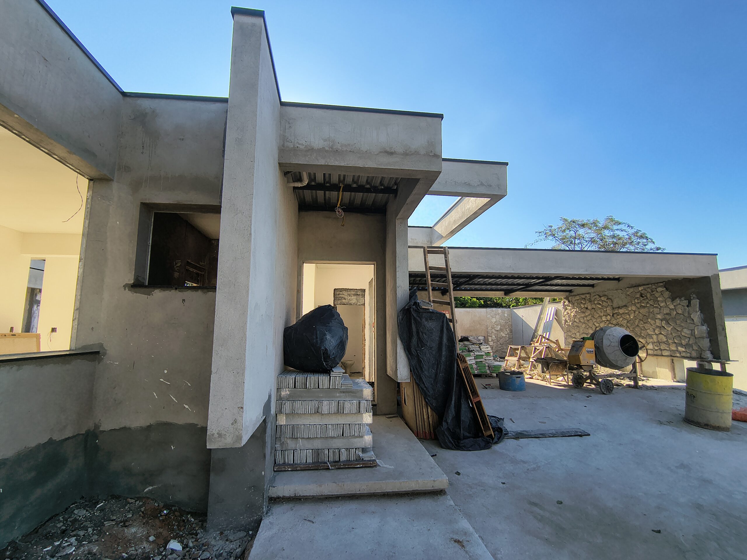 Estrutura e acabamento da residência em construção