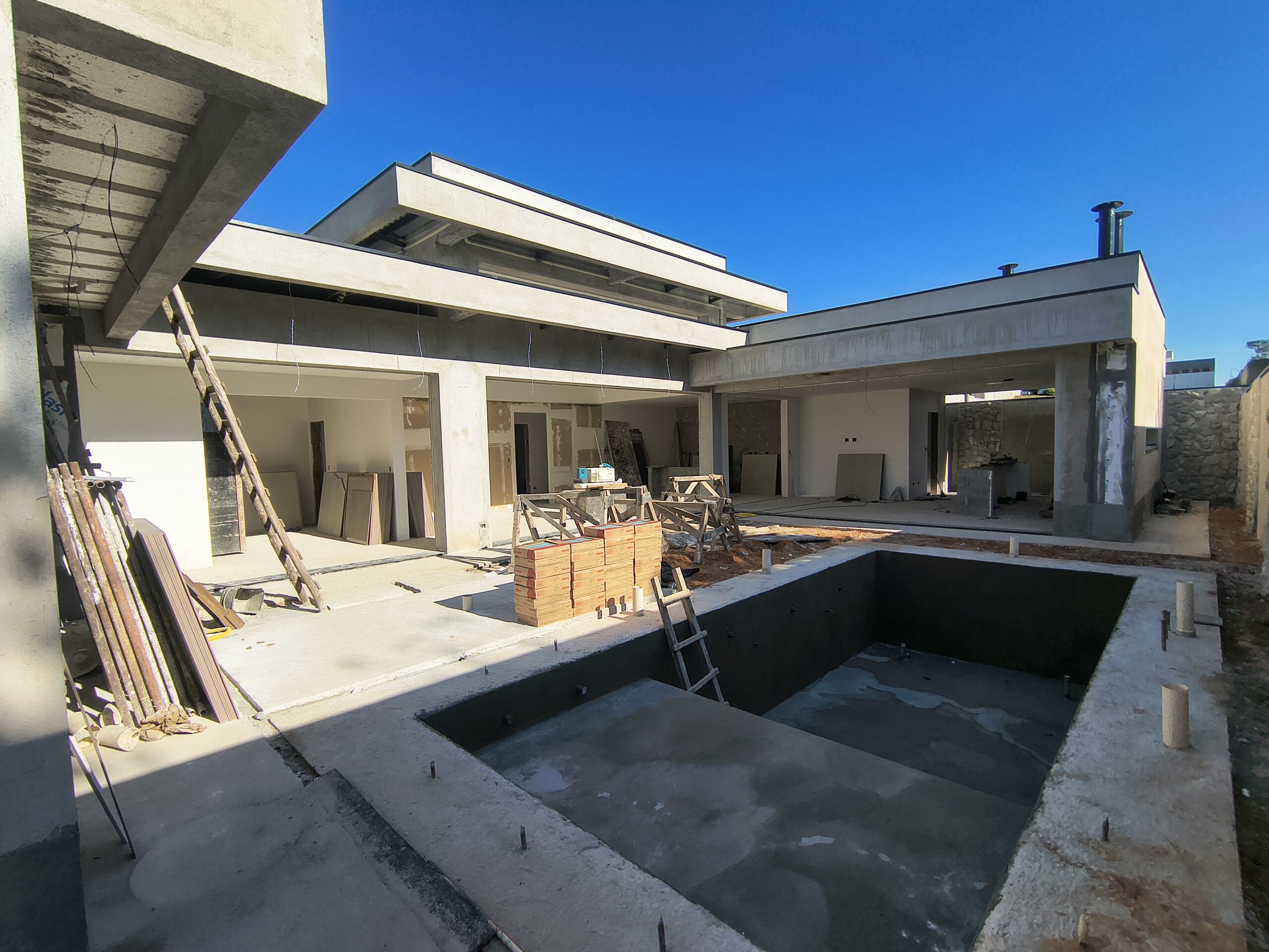 Vista ampla da residência de alto padrão em construção